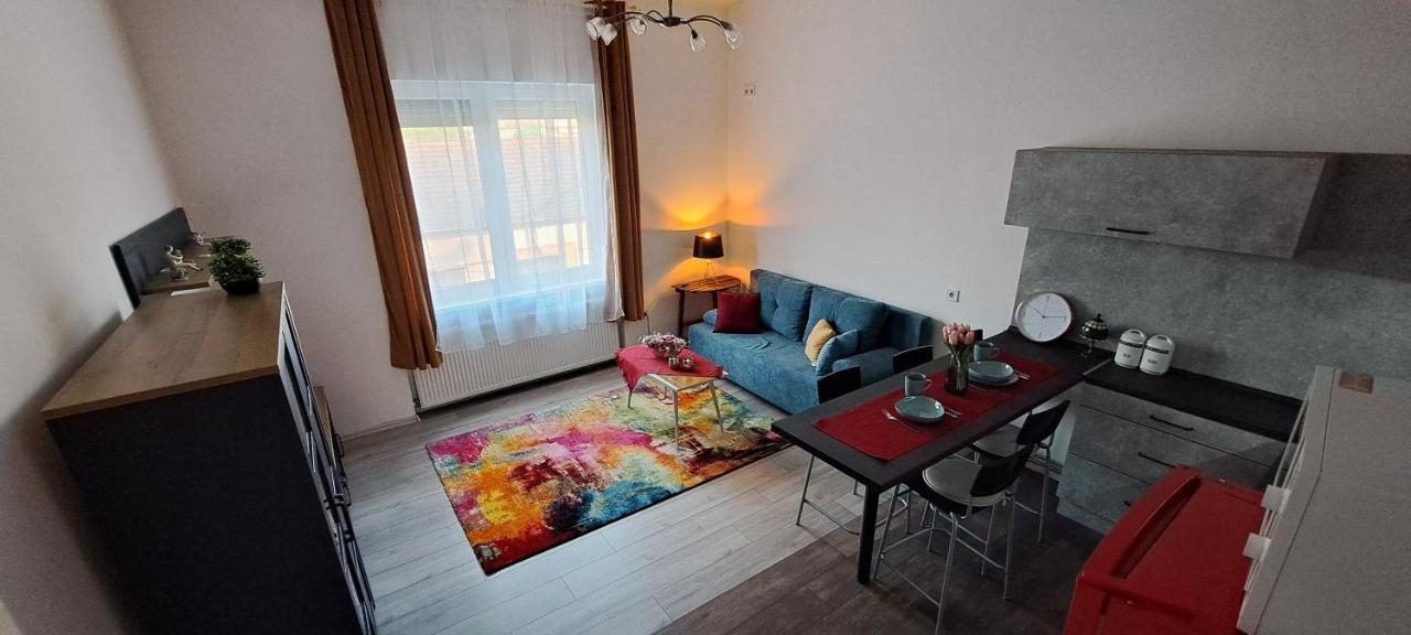 Napraforgo Apartman Apartment Сегед Екстериор снимка
